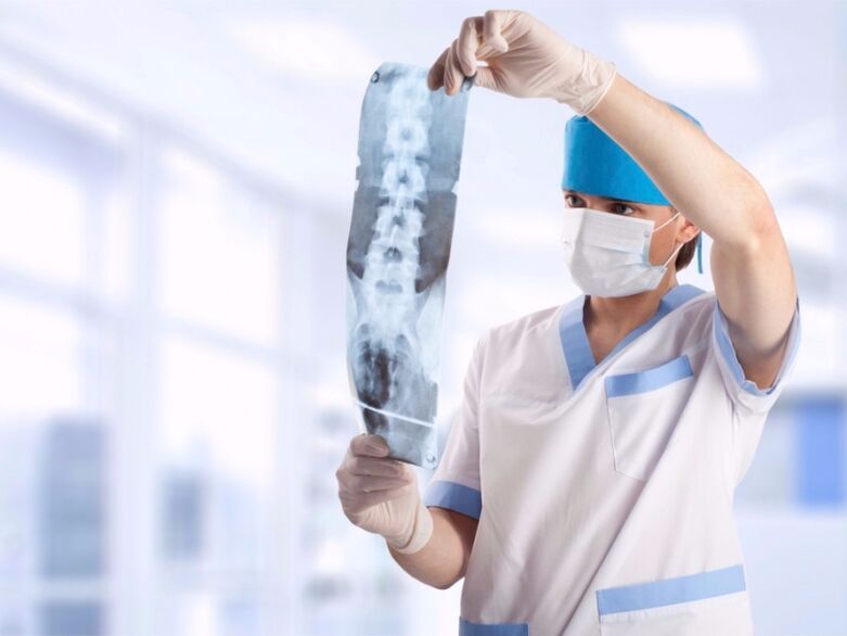 den Dokter kuckt op e Schnappschëss vun der Gebärmutterkierper mat Osteochondrose