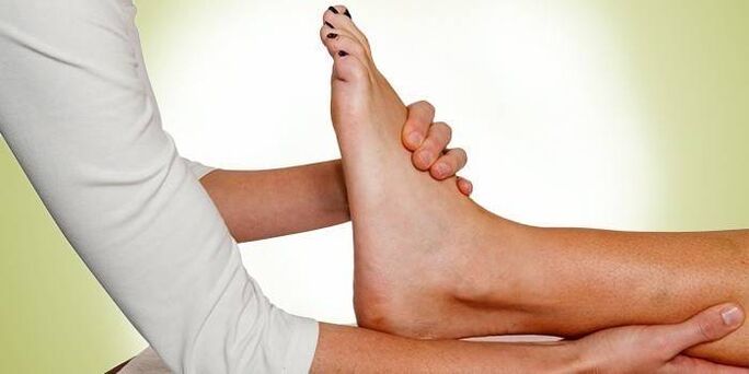 Massage fir d'Behandlung vu Knöchel Arthrosis
